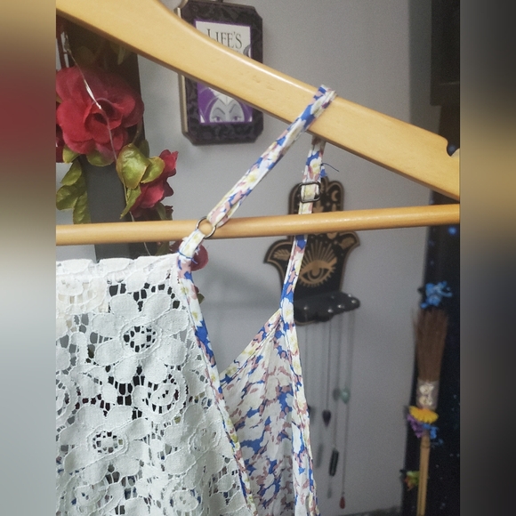 Gorgeous E&M crop tank top with buttons and lace details size Large - Picture 5 of 5